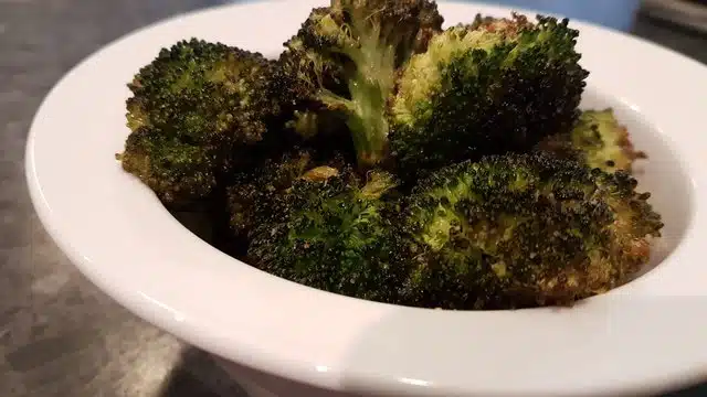 פרחי ברוקולי אפויים בתנור - מתכון קל להכנה