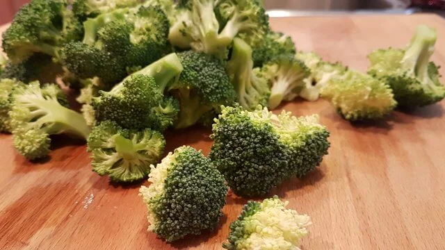 פרחי ברוקולי אפויים בתנור - מתכון קל להכנה