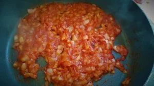 קישואים ברוטב אדום 