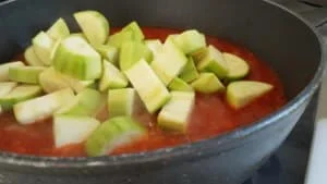 קישואים מבושלים ברוטב אדום