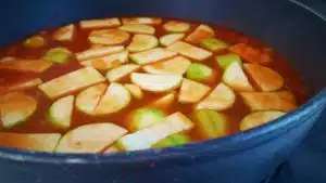 קישואים מבושלים ברוטב אדום 