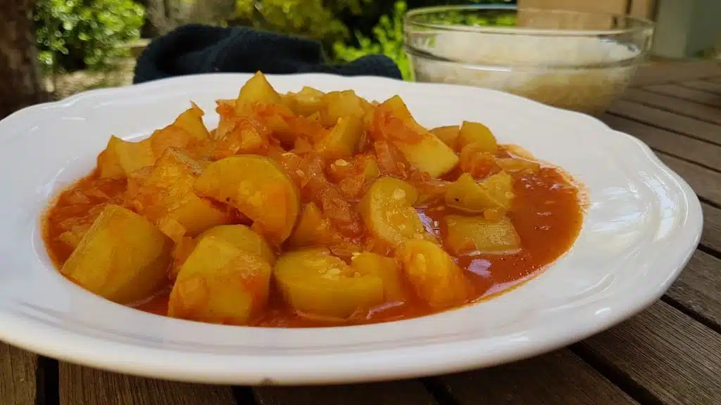 קישואים מבושלים ברוטב אדום