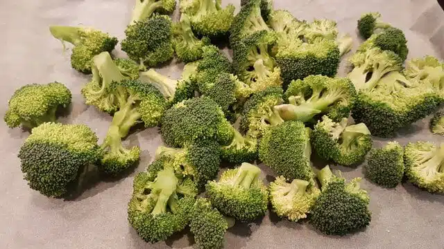 פרחי ברוקולי אפויים בתנור - מתכון קל להכנה
