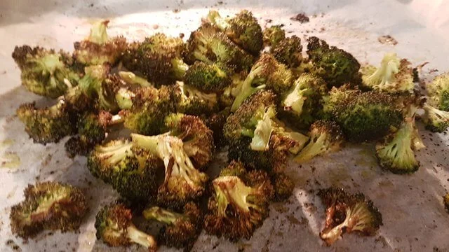 פרחי ברוקולי אפויים בתנור - מתכון קל להכנה