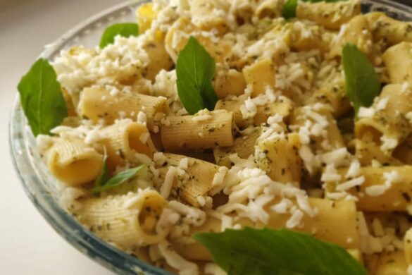 פסטה ברוטב פסטו אגוזים עם גבינת מוצרלה מגורדת 