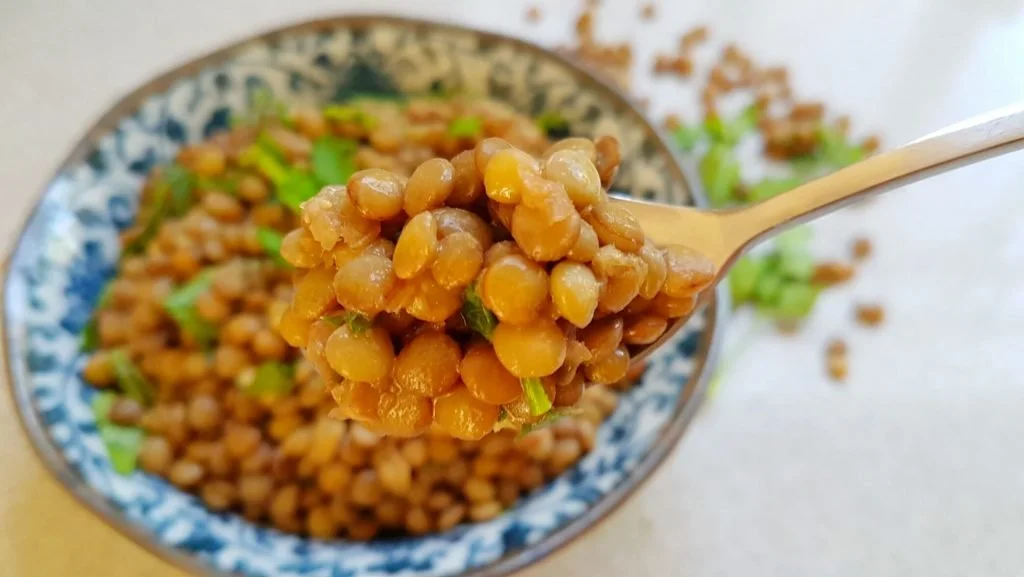 סלט עדשים חומות עם עשבי תיבול טריים