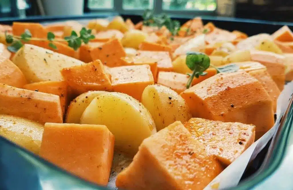 קוביות תפוחי אדמה ובטטות אפויות בתנור קוביות תפוחי אדמה ובטטות אפויות בתנור