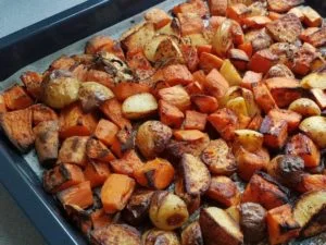 תפוחי אדמה ובטטות אפויות בתנור