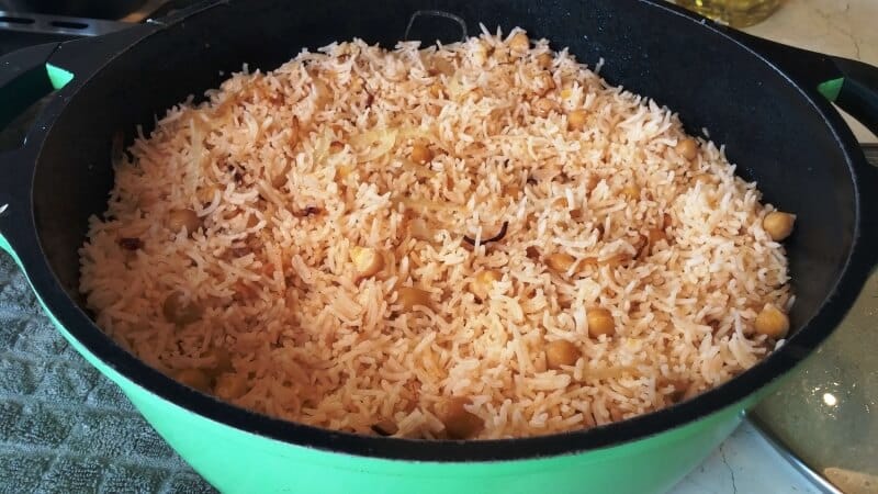 אורז אדום עם חומוס ובצל מטוגן