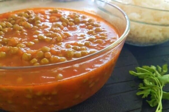 אפונה ברוטב עגבניות