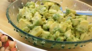 סלט אבוקדו קלאסי