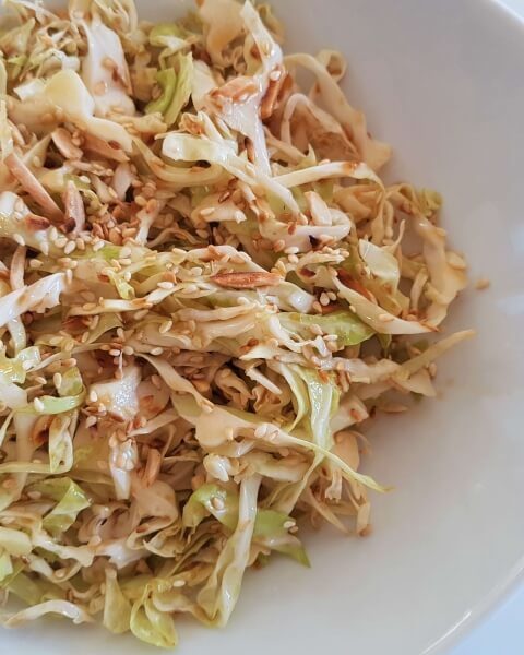 סלט כרוב סיני עם שומשום ושקדים קלויים