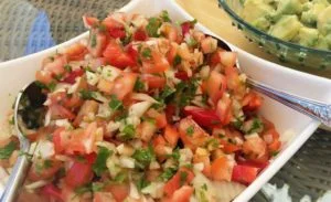 סלט עגבניות ובצל קצוץ