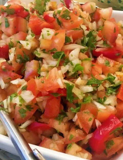 סלט עגבניות ובצל קצוץ