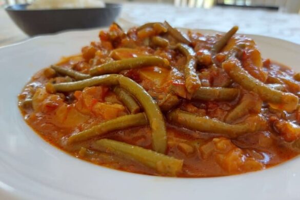 תפוח אדמה ושעועית ירוקה ברוטב אדום