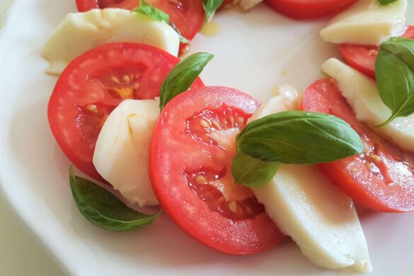 סלט קפרזה – סלט עגבניות ומוצרלה איטלקי