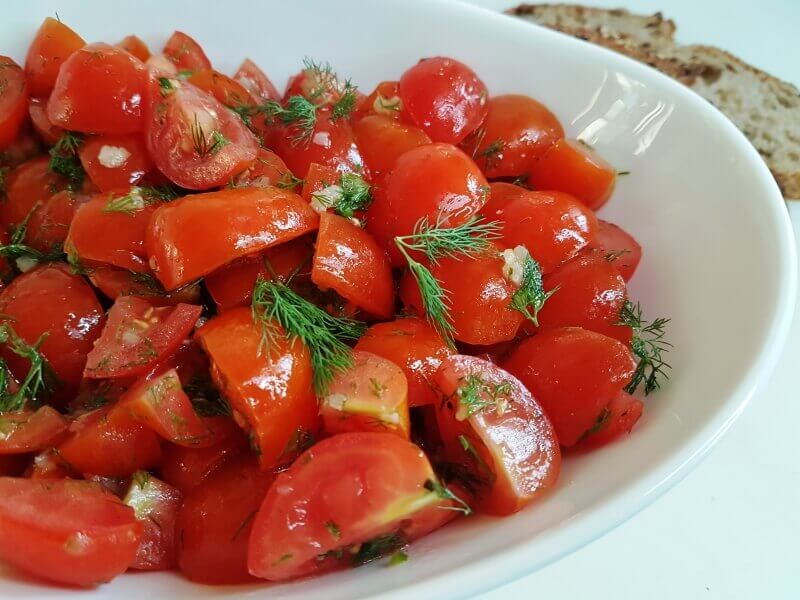 סלט עגבניות שרי חריף