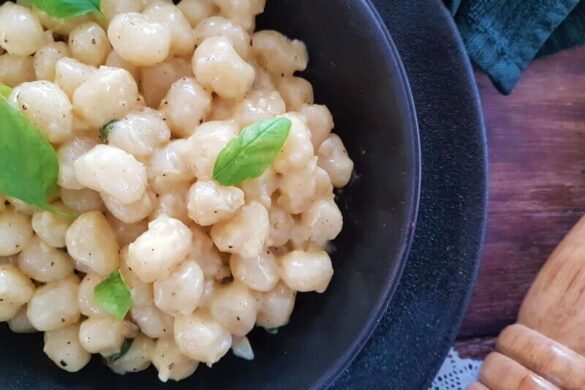 ניוקי ברוטב שמנת שום ופרמזן
