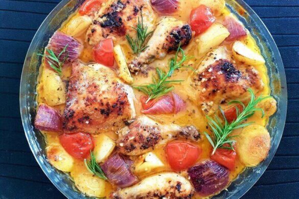 עוף בתנור עם תפוחי אדמה ברוטב לימון ושום