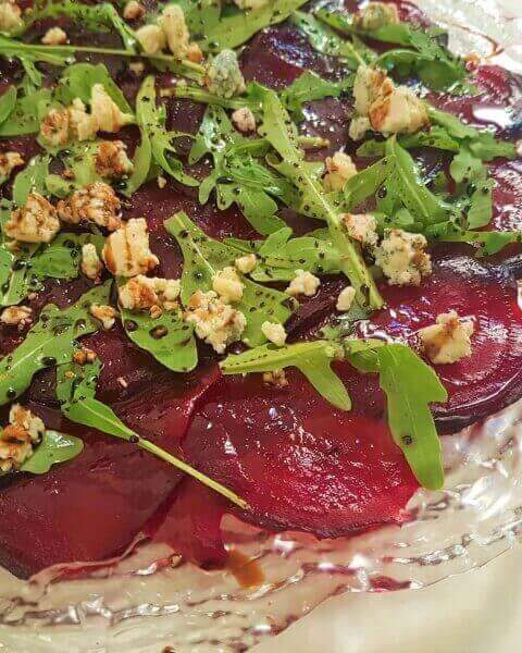 קרפצ'יו סלק עם עלי רוקט וגבינה