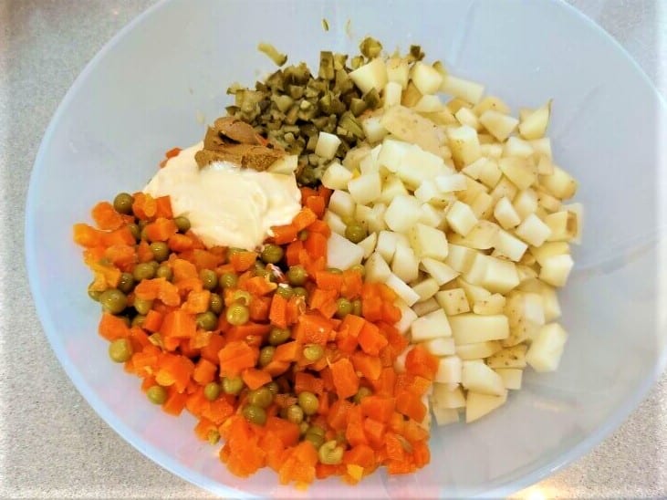 סלט תפוחי אדמה במיונז עם גזר ואפונה - המרכיבים