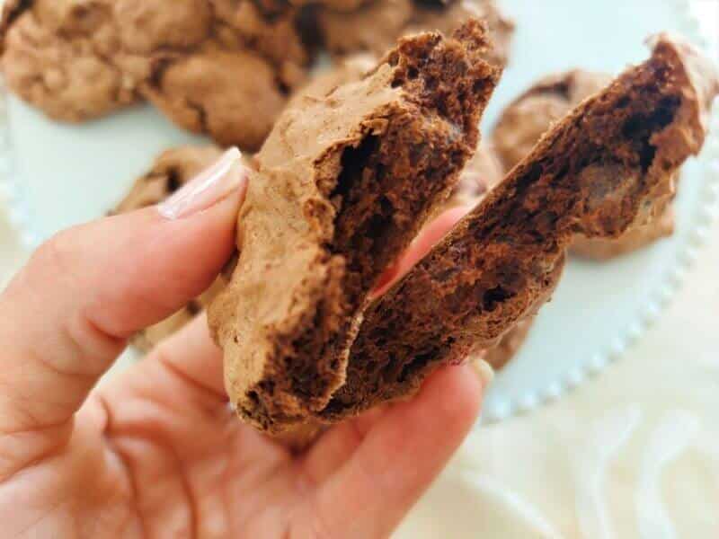עוגיות מרנג שוקולד סדוקות ללא קמח