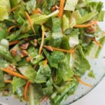 סלט חסה עם אגוזי מלך קלויים