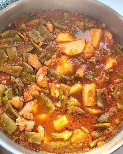 פרגיות ברוטב אדום עם תפוח אדמה ושעועית ירוקה שטוחה